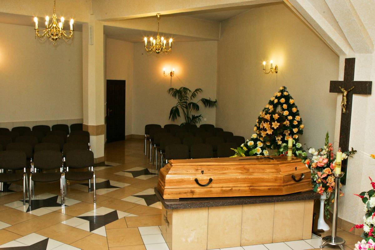 Kaplica pogrzebowa z ciemnymi krzesłami