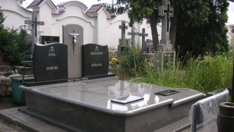 nagrobek podwójny łączony z pomnikiem w Białymstoku