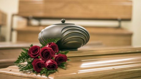 Urna na trumnie podczas pogrzebu w Białymstoku