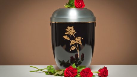 Urna z prochami w nowym krematorium