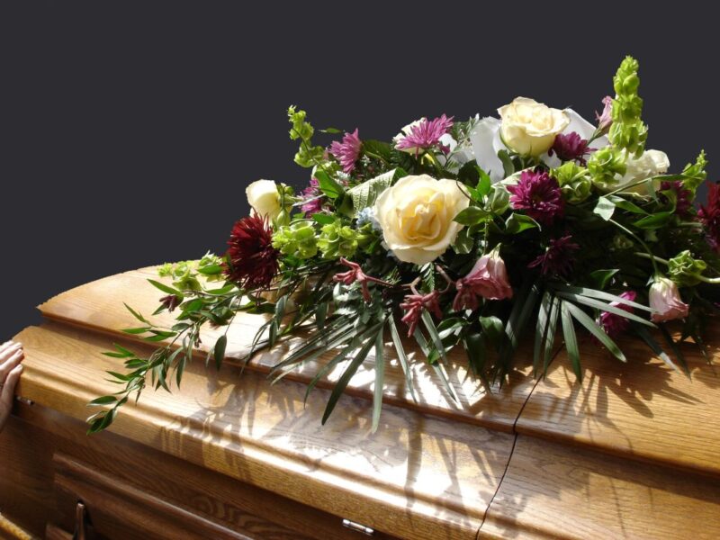 Trumna dębowa w zakładzie funeralnym