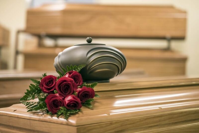 Urna na trumnie podczas pogrzebu w Białymstoku